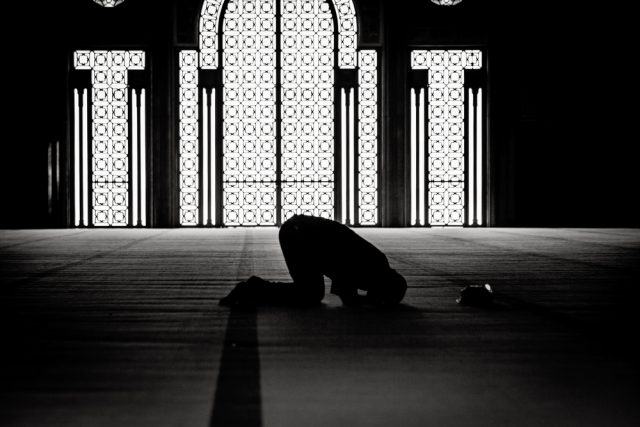 お祈りをするイスラーム教徒