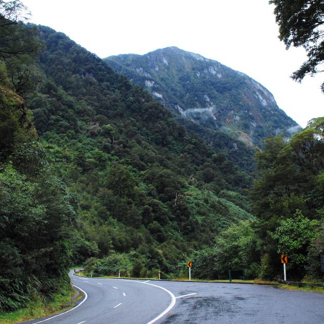 カーブの多い山道