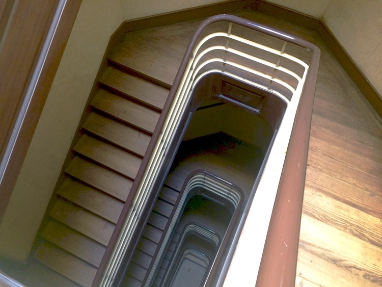 ポルトガルのアパートの階段