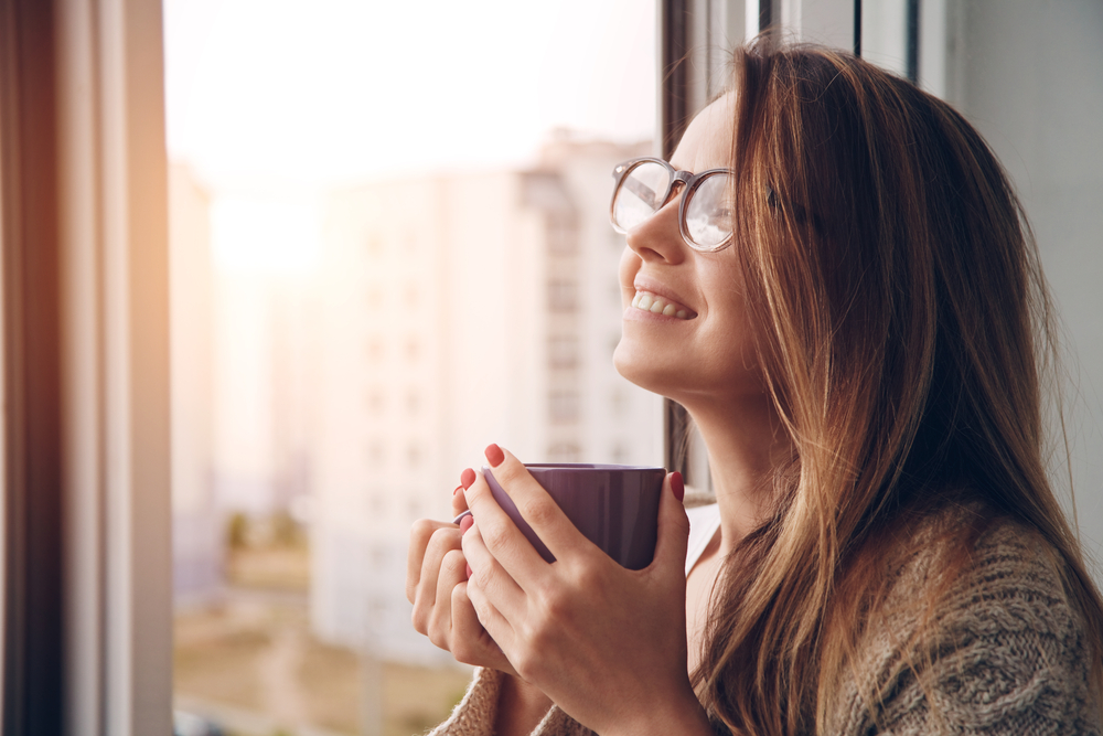 お茶を飲んでほっこりする女性。