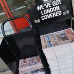 イギリスでは無料の新聞が毎日街中で配られる