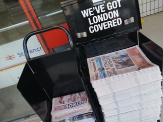 イギリスでは無料の新聞が毎日街中で配られる